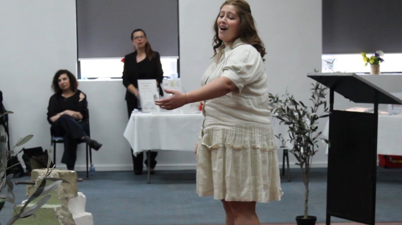 Συγκίνησε όλους η 16χρονη Tabitha Bourakis τραγουδώντας το "Χρυσοπράσινο φύλλο" στην Αυστραλία [βίντεο]