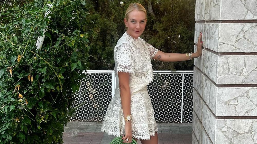 Low buns: Πως θα δημιουργήσεις το απόλυτο girly χτένισμα της Σύλβιας Μαυροπούλου