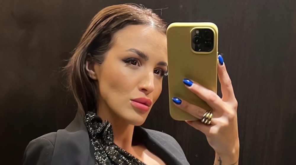 Κάλια Ελευθερίου: Υιοθέτησε το μανικιούρ που χαρίζει εφέ καθρέφτη στα νύχια