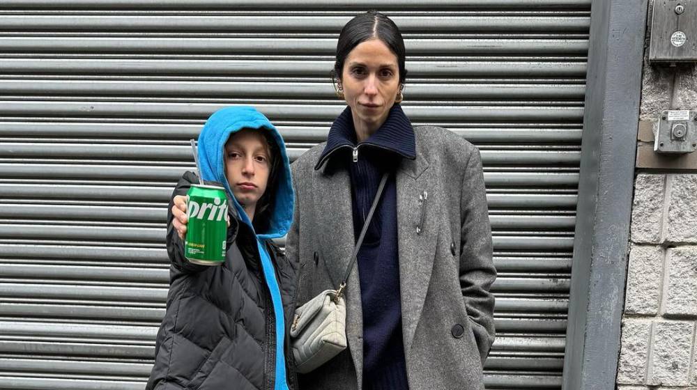 Η Σοφία Καρβέλα τραγουδάει Βίσση με τον γιο της στους δρόμους της Νέας Υόρκης [βίντεο]