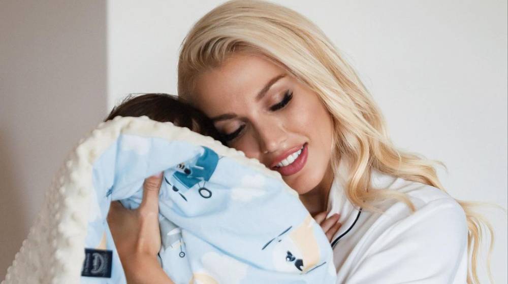 Κωνσταντίνα Σπυροπούλου: Η τετραώροφη τούρτα υπερπαραγωγή για τα 1α γενέθλια του γιου της [εικόνα & βίντεο]