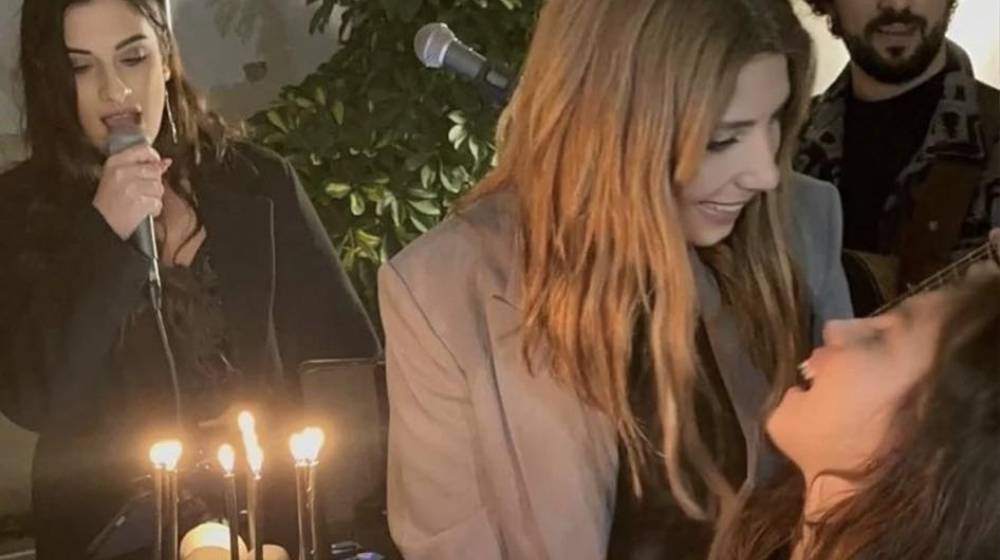 Στέλλα Σάββα: Έσβησε την τούρτα της αγκαλιά με την κόρη της [βίντεο]