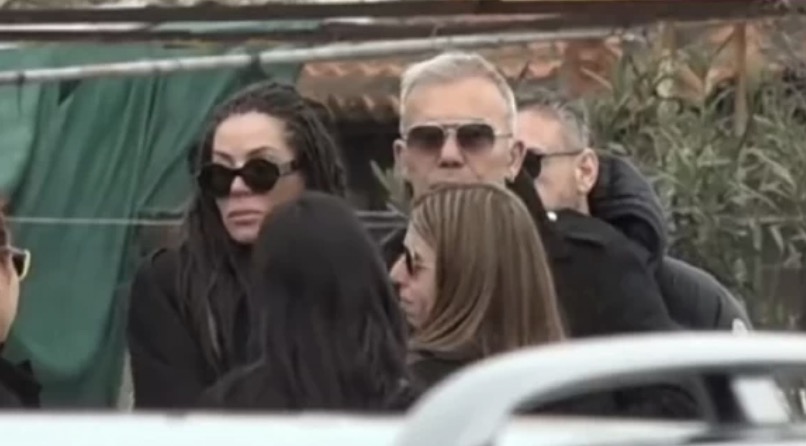 Στέλιος Ρόκκος – Λελέ Γκόφα: Συντετριμμένοι στην κηδεία του Νίκου Ρόκκου [βίντεο]