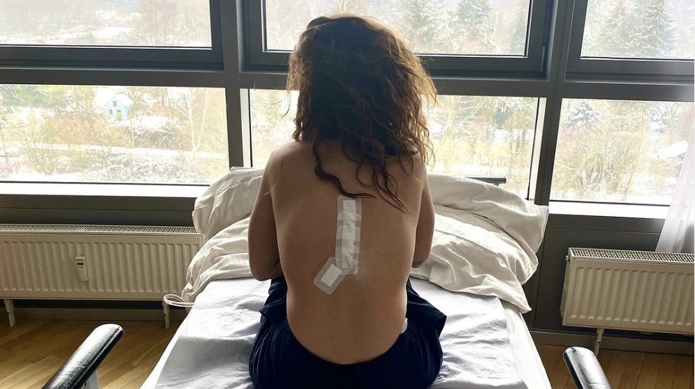 Eλληνίδα τραγουδίστρια μιλά πρώτη φορά μετά τον όγκο στον νωτιαίο μυελό: "Τα πόδια μου είναι 24ώρες το 24ωρο μουδιασμένα"