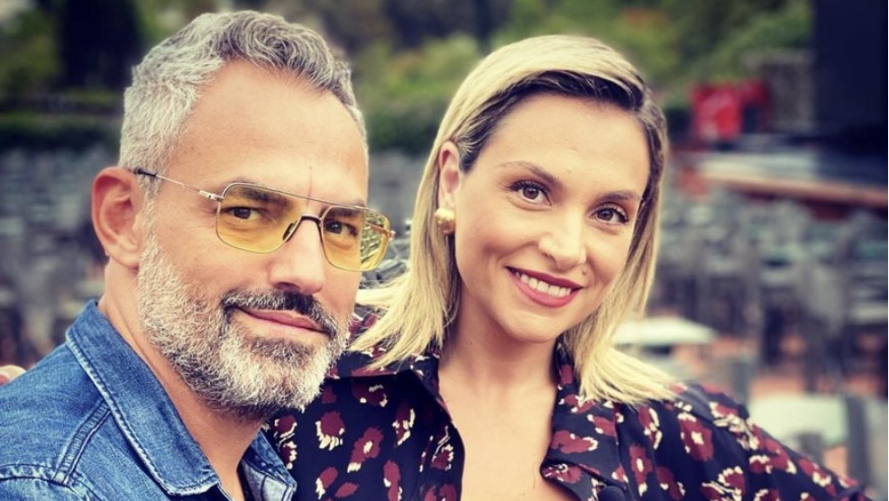 Νίκος Συρίγος: Ποζάρει για πρώτη φορά με την Ελεωνόρα Ζουγανέλη και τους γονείς της [εικόνα]