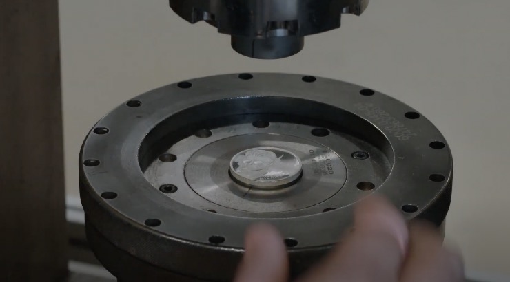 Κυκλοφόρησε επετειακή σειρά νομισμάτων με το πρόσωπο Κύπριου τραγουδιστή [εικόνες & βίντεο]