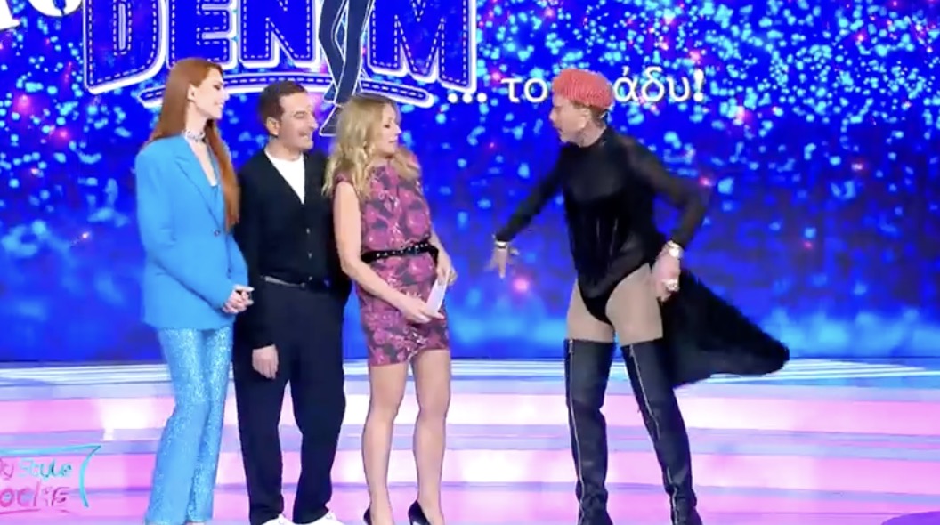 Λάκης Γαβαλάς: Εμφανίστηκε στο πλατό με μαύρο κορμάκι και ψηλές μπότες