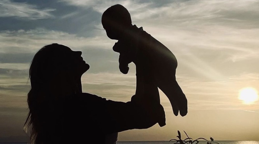 Η επώνυμη Κύπρια σε βόλτα με τον νεογέννητο γιο της με φόντο την παραλία