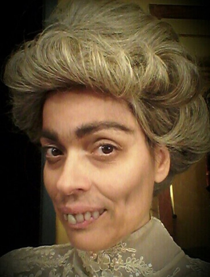 Την αναγνωρίζετε; Κι όμως είναι πασίγνωστη πρωταγωνίστρια ελληνικής σειράς!