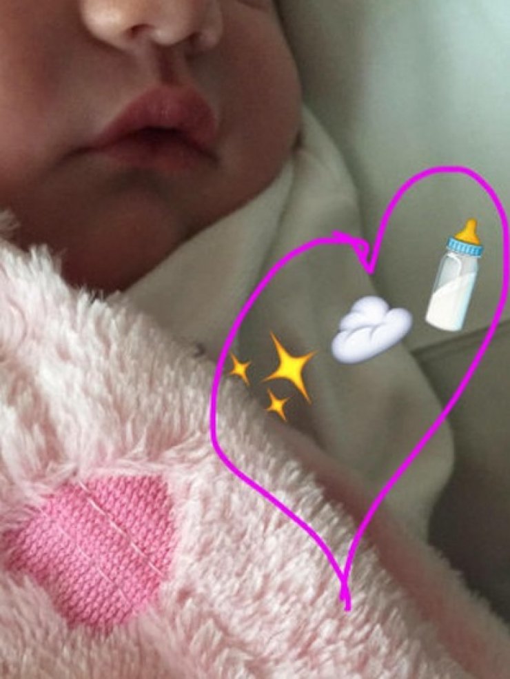 Η πρώτη φωτογραφία της νεογέννητης κόρης επώνυμης Ελληνίδας!