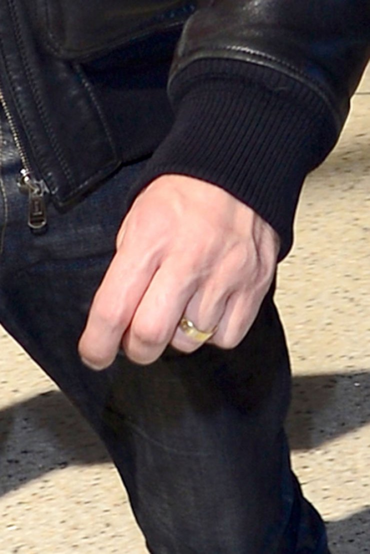 Μπορεί να χώρισε όμως ακόμα φοράει τη βέρα του [φωτογραφίες]