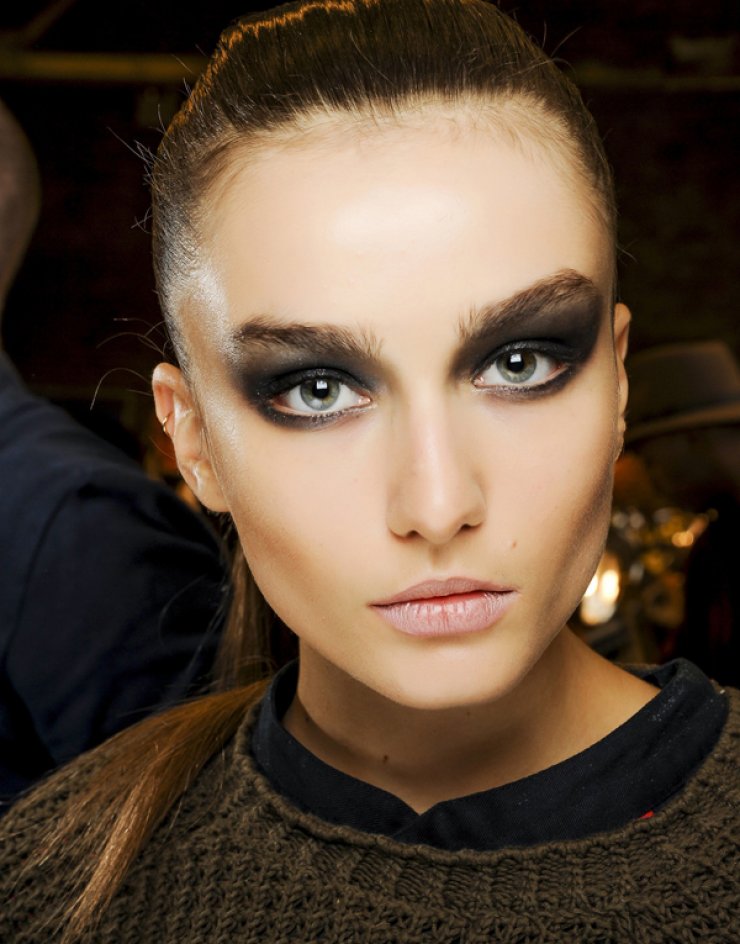 Δείτε πώς θα πετύχετε το κλασσικό smokey eye look!