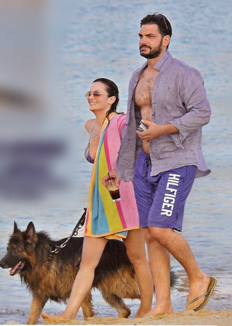 Δέσποινα Ολυμπίου: με τον σκύλο και τον αγαπημένο της στη θάλασσα