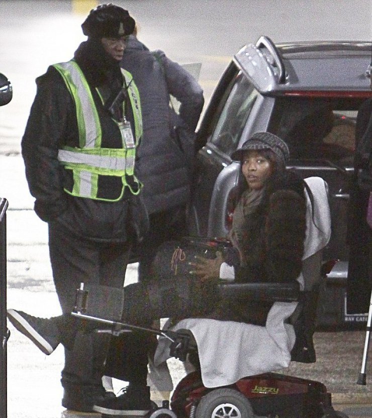 Σε καροτσάκι η Naomi Campbell