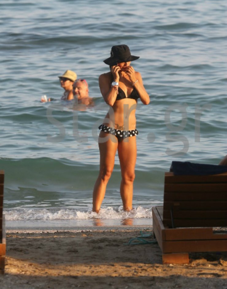 "Αναστάτωσε" την παραλία με το "καυτό" της μπικίνι σύζυγός Κύπριου επιχειρηματία