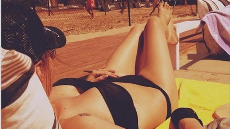 Ποια Ελληνίδα τραγουδίστρια λιάζει το καλλίγραμμο κορμί της;