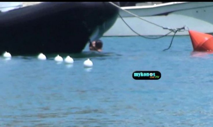 Ουπς! Ζευγάρι της ελληνικής showbiz κρύβεται πίσω από τη βάρκα για να…