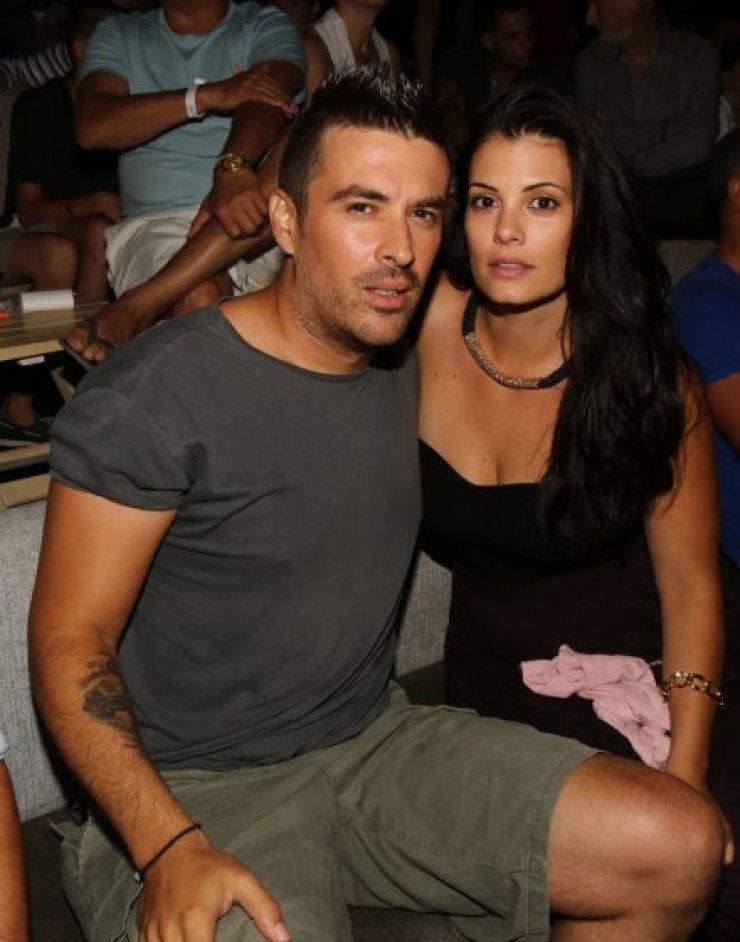 Γιάννης Αϊβάζης: Φλέρταρε νεαρές κοπέλες μπροστά στην σύζυγό του…