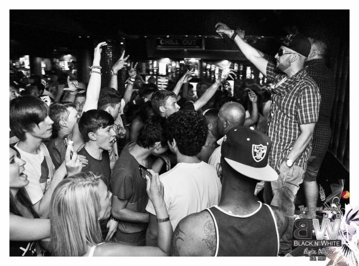 Wavy parties στο club Black n White