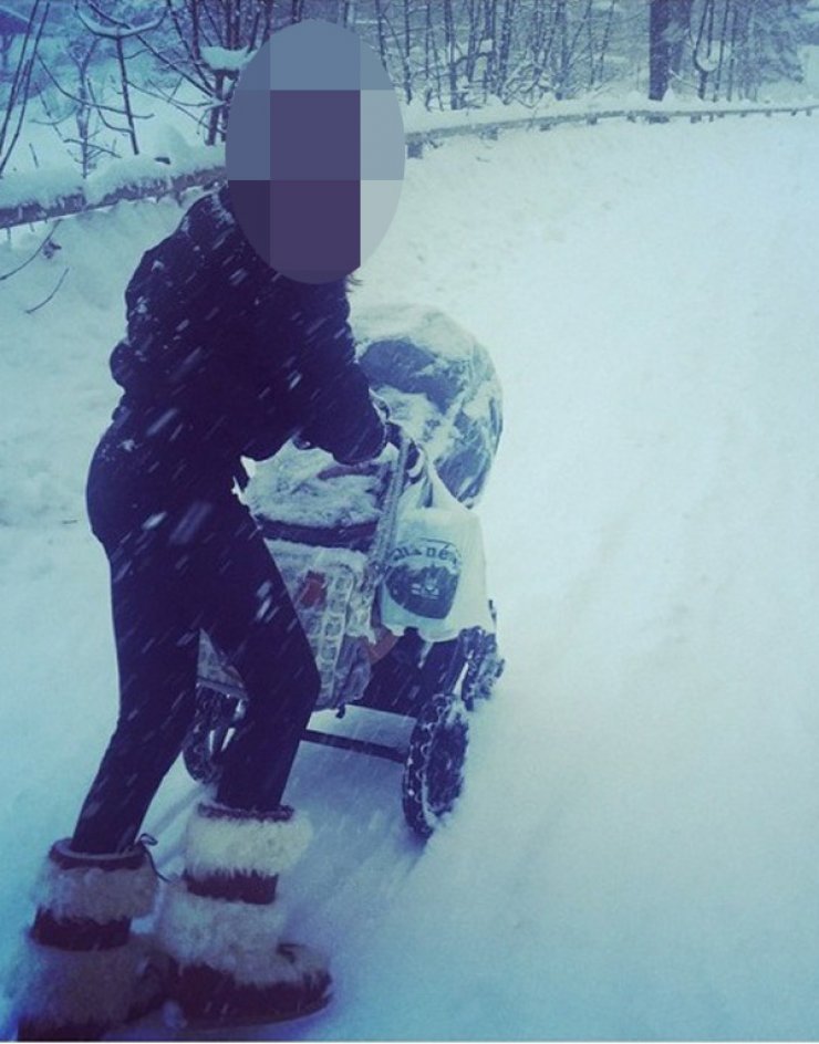 Ποια επώνυμη έβγαλε βόλτα το μωρό της με το καρότσι στα χιόνια