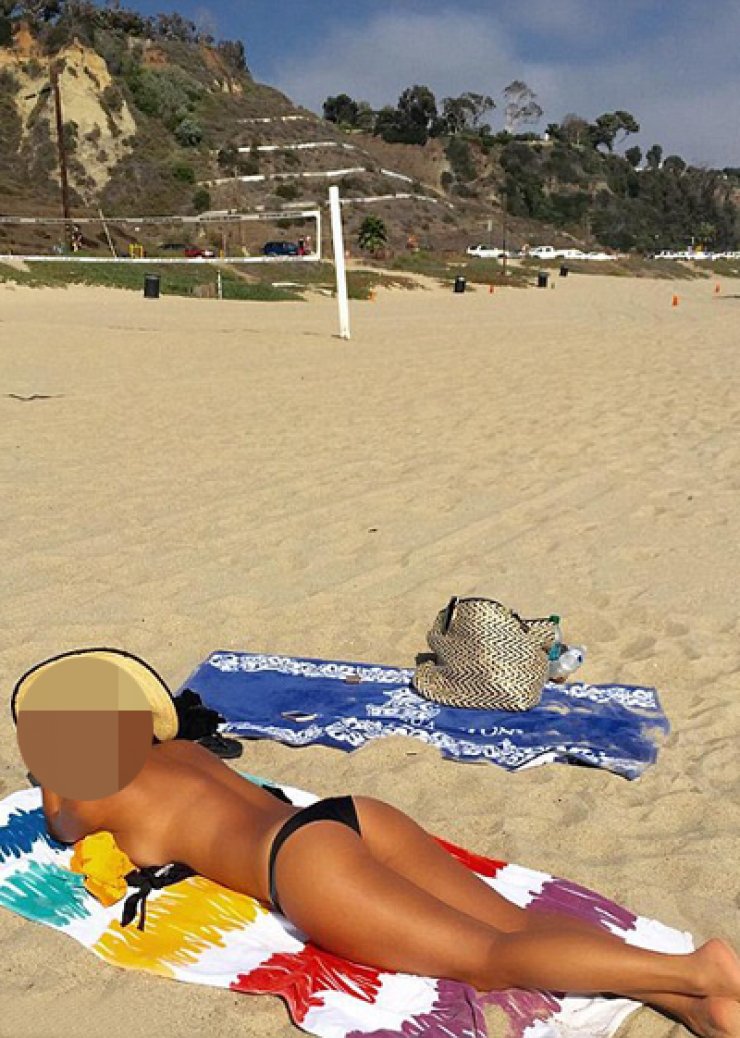 "Έριξε" το διαδίκτυο πασίγνωστη τραγουδίστρια - Πόζαρε... topless και με brazilian μαγιό