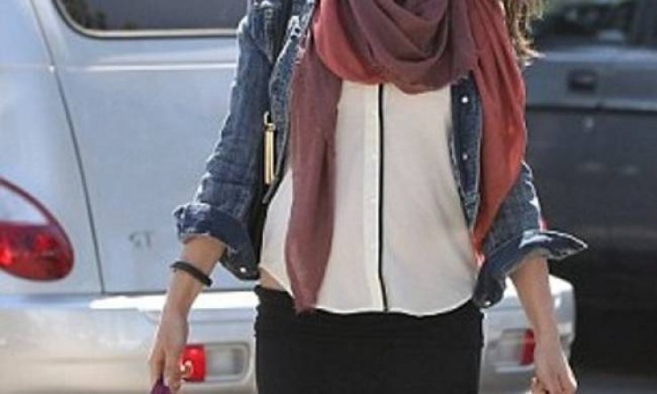  Η κοιλιά της φούσκωσε και εκείνη ακόμα κρύβει την πρώτη της εγκυμοσύνη