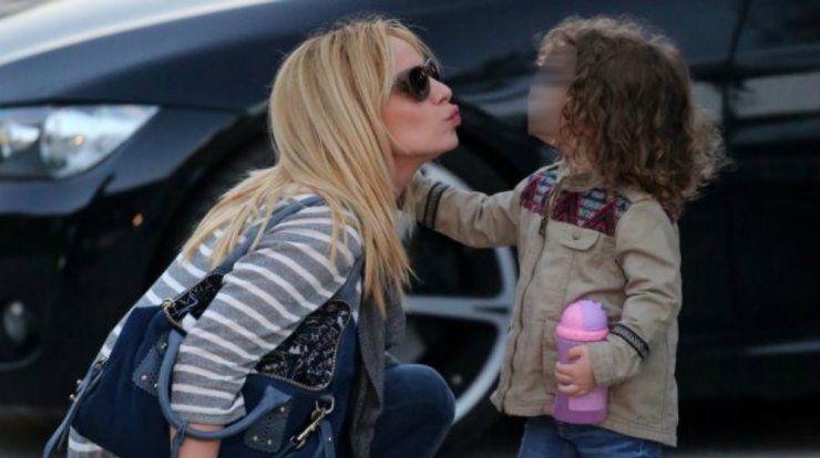 Πέγκυ Ζήνα: Δείτε την πρώτη φορά να τραγουδά αγκαλιά με την κόρη της