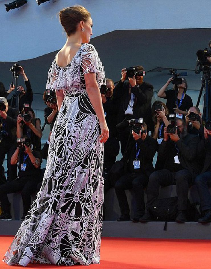 Έγκυος πασίγνωστη ηθοποιός [εικόνα]