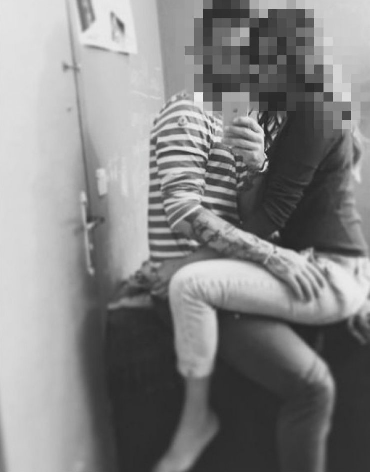 Ποια γνωστή Ελληνίδα τραγουδίστρια ανέβασε φωτογραφία "καβάλα" στον σύντροφό της; [εικόνα]