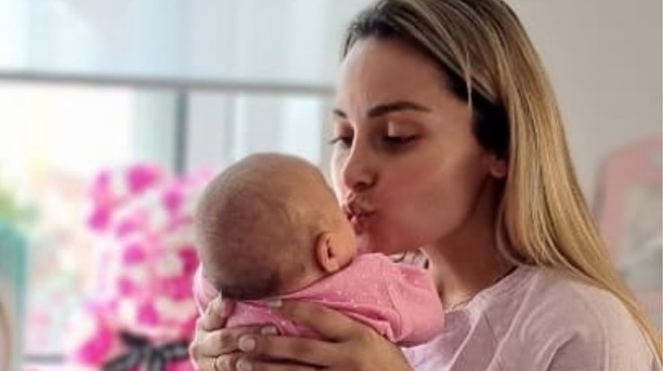 Βασιλική Μιλλούση: Έδειξε δημόσια τον θηλασμό της νεογέννητης κόρης της