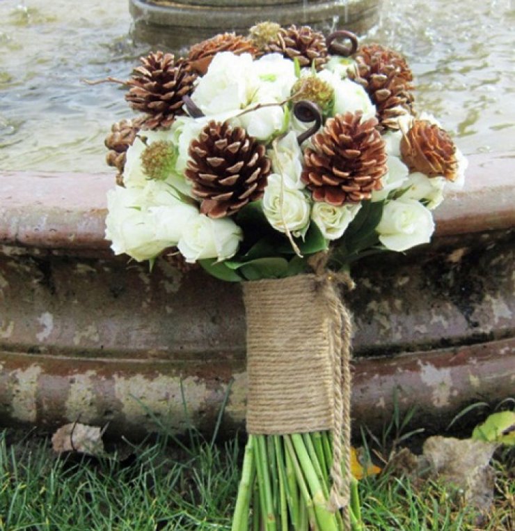 10 ιδέες για νυφικές ανθοδέσμες με κουκουνάρια