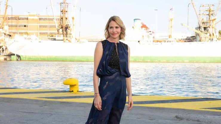 Tηλεργασία: Το look της Τζένης Μπαλατσινού που θα σου δώσει έμπνευση