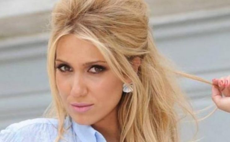 Τα «καυτά» φιλιά της Έλενας Παπαβασιλείου με το σύντροφό της στα μπουζούκια [εικόνες] 