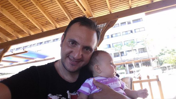 Kωνσταντίνος Κωνσταντίνου: Αγκαλιά με την νεογέννητη κόρη του