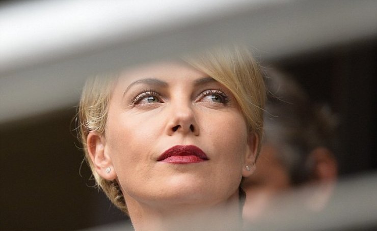 Theron, Bono και Naomi Campbell έδωσαν το παρόν στην επιμνημόσυνη δέηση του Mandela [βίντεο]