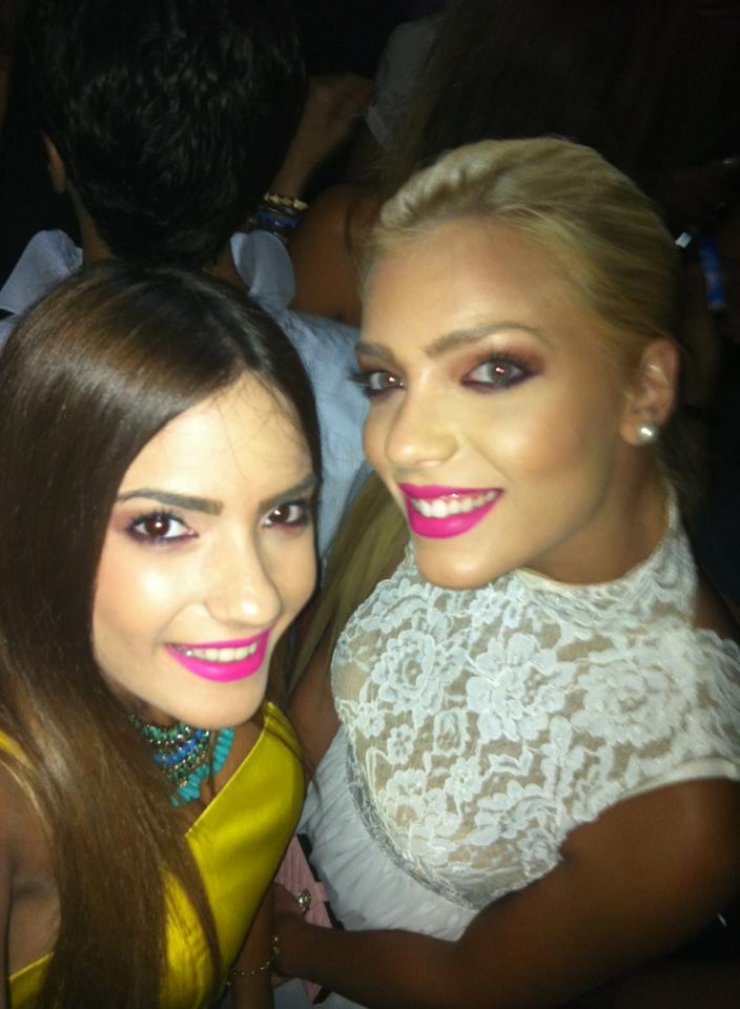 Ειρήνη Καραντώνη: Δείτε την αδερφή της Άντρης Καραντώνη να τραγουδάει και να παίζει κιθάρα