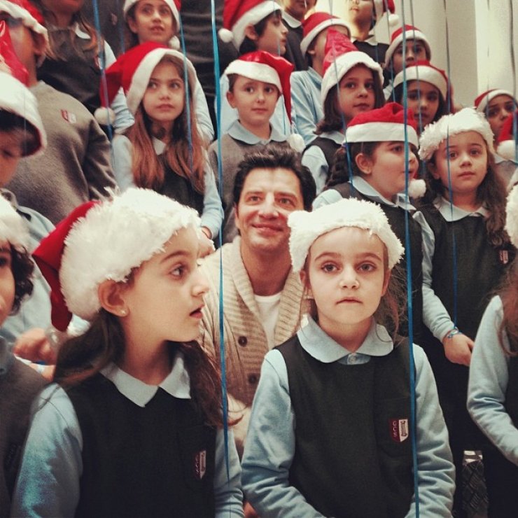 Σάκης Ρουβας: Τραγούδησε στην Λευκωσία μαζί με μικρά παιδιά [video]