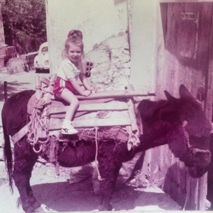 Ποια Κύπρια αγαπημένη ηθοποιός είναι το κοριτσάκι στη φωτογραφία;