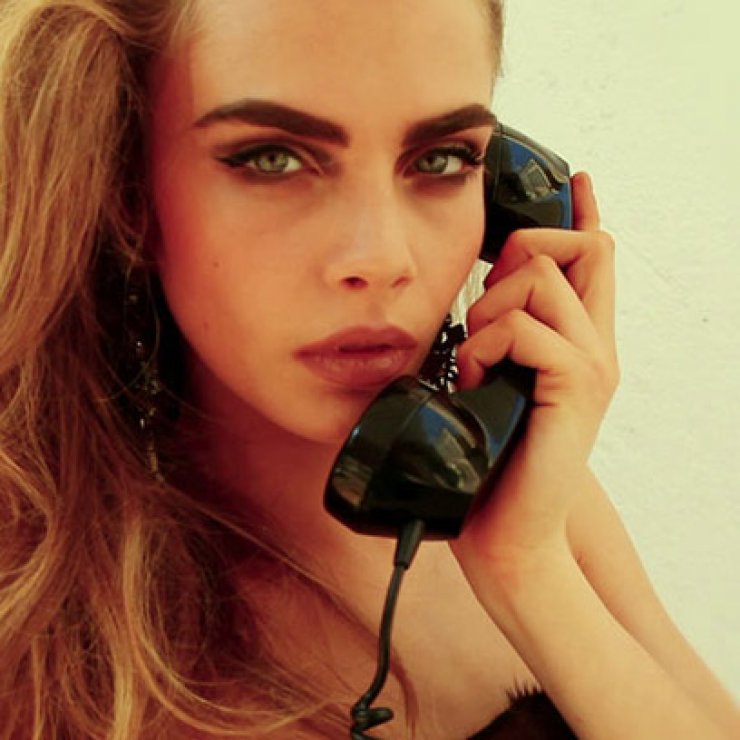 Η Cara Delevingne μιλάει ελληνικά!