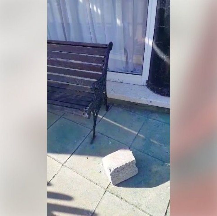 Εκτός εαυτού Κύπριος ηθοποιός: Άγνωστοι επιτέθηκαν στο χώρο του ρίχνοντας τούβλα