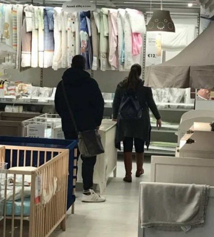 Αποκλειστικές εικόνες: Ζευγάρι της κυπριακής showbiz διαλέγει παιδικό δωμάτιο