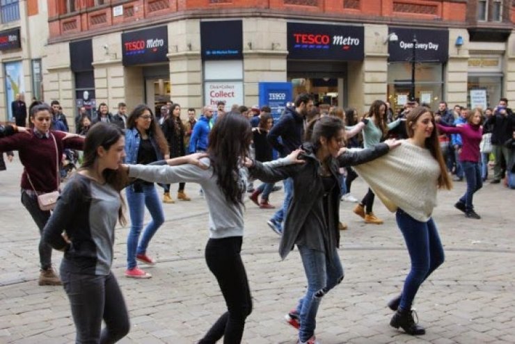 Έλληνες και Κύπριοι φοιτητές του Manchester χορεύουν Ζορμπά 