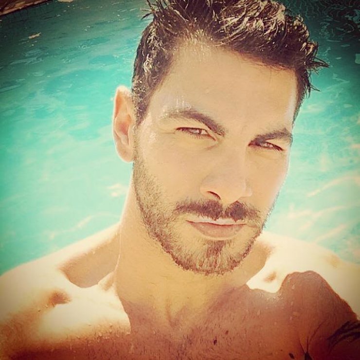 Σταύρος Κωνσταντίνου: Ποια Κύπρια φιλάει παθιασμένα στα χείλη;