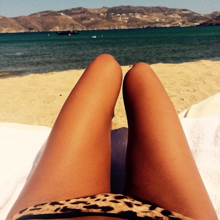 Γνωστή socialite: Αν και βρέχει εκείνη συνεχίζει την ηλιοθεραπεία της!