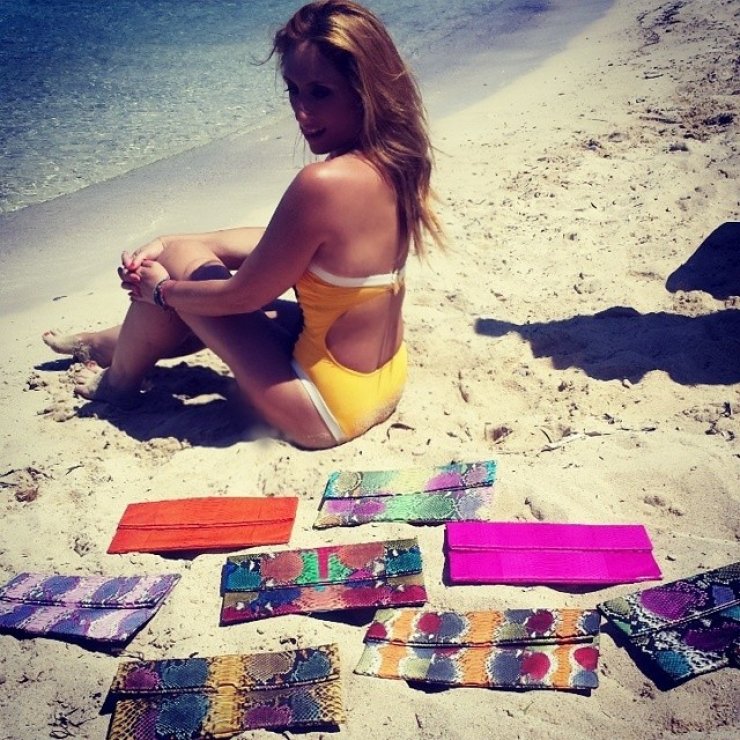 Μαίρη Τορναρίτη: Γιατί "άπλωσε" τις Mani Bags στην άμμο;