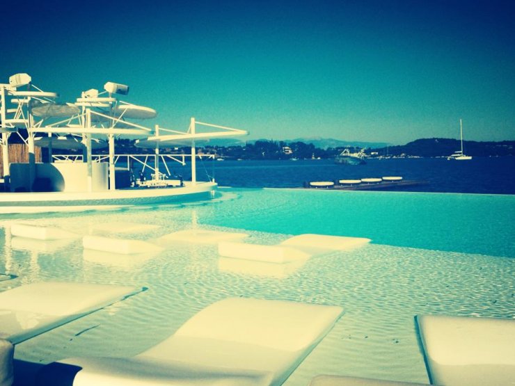 Ποια επώνυμη Κύπρια βρίσκεται σε αυτό το μέρος;