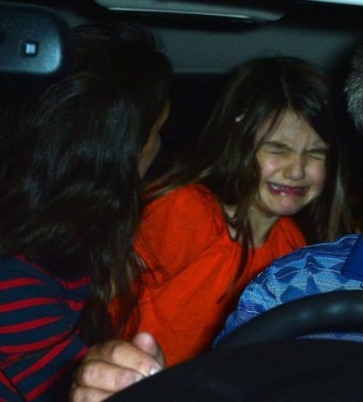 Γιατί κλαίει η Suri;