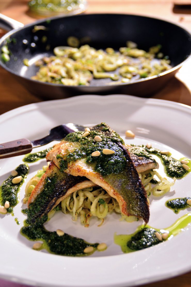 Λαυράκι με πέστο μυρωδικών και φοινόκιο σοτέ