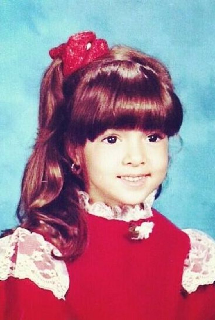 Μπορείτε να μαντέψετε ποια τραγουδίστρια είναι το κοριτσάκι της φωτογραφίας;