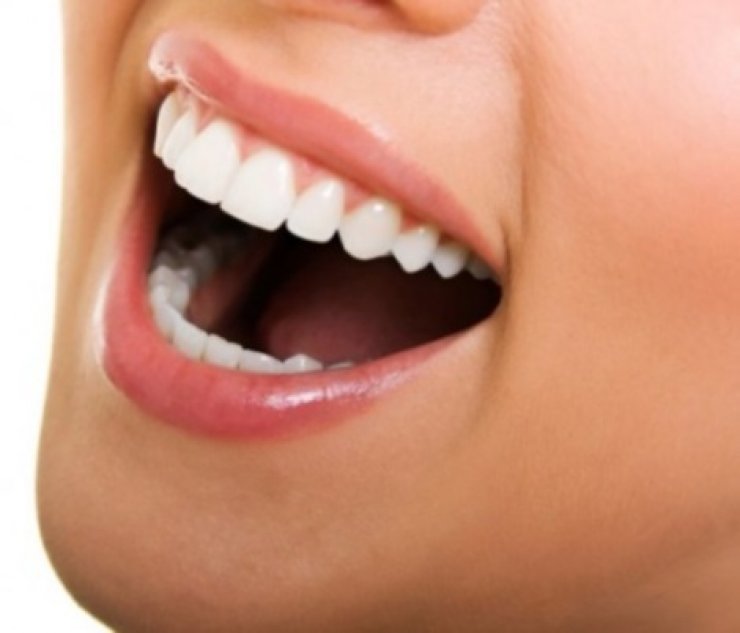 Ποιες τροφές προκαλούν λεκέδες στα δόντια;